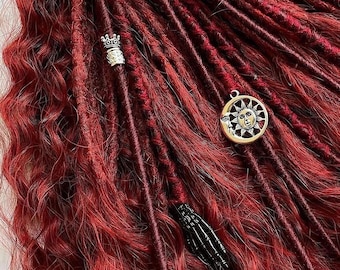 Dreadlocks encaracolados em um tom vermelho borgonha vibrante - Estilo boho para festivais | Fibra sintética | 50 cm | Feito à mão