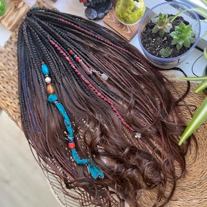 ¡Listo para enviar! Rastas y trenzas de 58 cm en dos tonos: oscuro y marrón. Cuentas y accesorios. Trenzas bohemias hechas a mano con cabos sueltos.