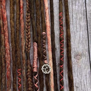 Rastas estilo boho festivaleras de una sola punta, mezcla de marrón melocotón, con detalles de cabello sintético con cuentas.