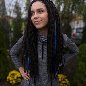 Dreadlocks ondulati neri e blu: extension di capelli sintetici fatte a mano