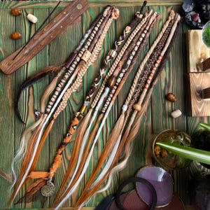 Dreadlocks auf Clips, Haarnadeln mit Ombre Effekt, braun/ rötlich/ milchig, Perlen, Dreadlocks, Kunsthaar, Wikinger Set