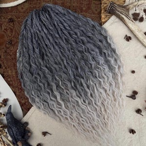 Faux locs gris bohème ombré : texture bouclée, pose facile au crochet