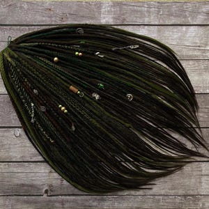 Boho Braun Grüne Dreadlocks, Perlen Wikinger Haarverlängerung (Komplettset)