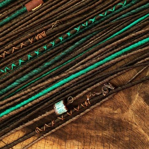 Synthetische festivaldreadlocks - bruingroen Boho Viking-haarextensies