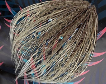 Ein Set synthetischer Dreadlocks. Haarverlängerungen. Ombré im Boho-Stil von dunkelbraun bis blond.Video-Lektionen und Schemata für die Installation von Kits