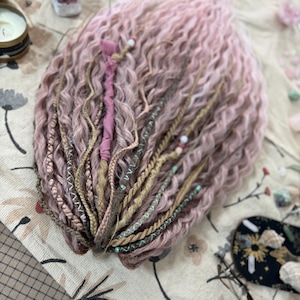 Extensiones de rastas falsas color rosa bohemio: rizadas, ligeras, 20 pulgadas.