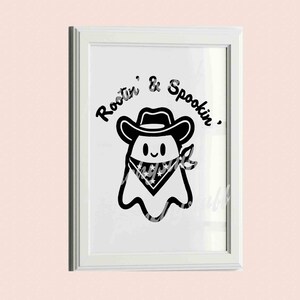 Puede incluir: Ilustraci&oacute;n en blanco y negro de un fantasma con un sombrero de vaquero y un pa&ntilde;uelo con el texto "Rootin' & Spookin'".