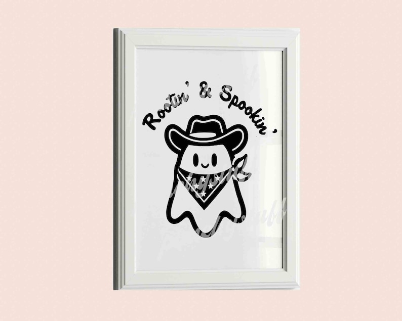 Puede incluir: Ilustraci&oacute;n en blanco y negro de un fantasma con un sombrero de vaquero y un pa&ntilde;uelo con el texto "Rootin' & Spookin'".