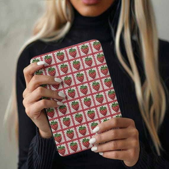 Custom Name Strawberry Kindle Case Gift | Cottagecore Crochet Style Cover Fits Paperwhite Colorsoft 7 | Book Lover Birthday Gift for Her