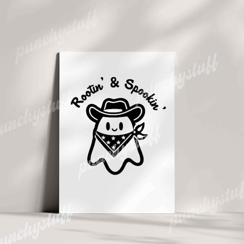 Puede incluir: Una ilustraci&oacute;n en blanco y negro de un fantasma con un sombrero de vaquero y una bandana con el texto "Rootin' & Spookin'".
