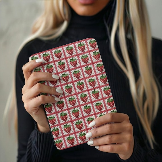 Custom Name Strawberry Kindle Case Gift | Cottagecore Crochet Style Cover Fits Paperwhite Colorsoft 7 | Book Lover Birthday Gift for Her