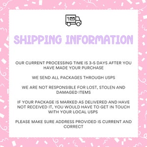 Puede incluir: Fondo rosa con confeti blanco y una ilustraci&oacute;n en blanco y negro de un cami&oacute;n de reparto. El texto "SHIPPING INFORMATION" est&aacute; en morado. El texto que aparece debajo dice: "Nuestro tiempo de procesamiento actual es de 3 a 5 d&iacute;as despu&eacute;s de que haya realizado su compra. Enviamos todos los paquetes a trav&eacute;s de USPS. No somos responsables de los art&iacute;culos perdidos, robados o da&ntilde;ados. Si su paquete est&aacute; marcado como entregado y no lo ha recibido, deber&aacute; ponerse en contacto con su oficina de correos local. Aseg&uacute;rese de que la direcci&oacute;n proporcionada sea actual y correcta."