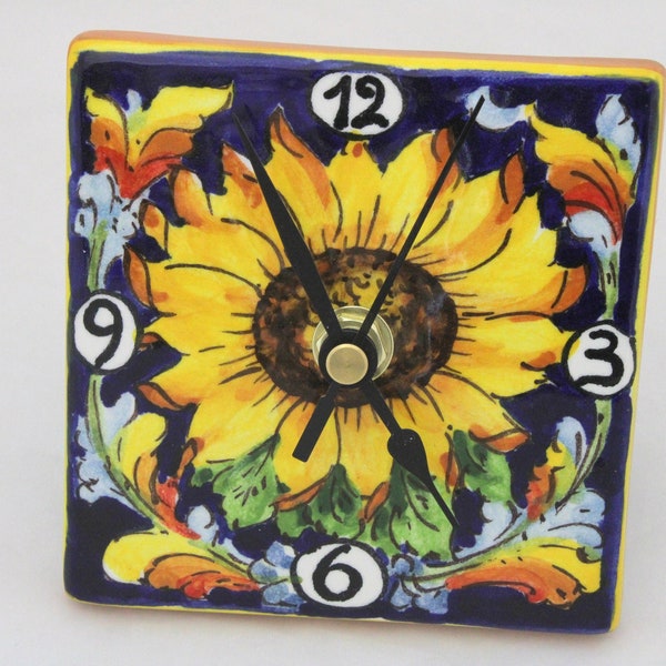 Horloge murale et de table en céramique italienne motif toscan "Tournesol sur bleu" Peinte à la main en Toscane. Attention au temps !