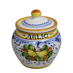 Puede incluir: Tarro de ajo de cerámica con tapa. El tarro es blanco con detalles azules, amarillos y naranjas. La palabra "AGLIO" está escrita en el tarro. El tarro está decorado con diseños florales.
