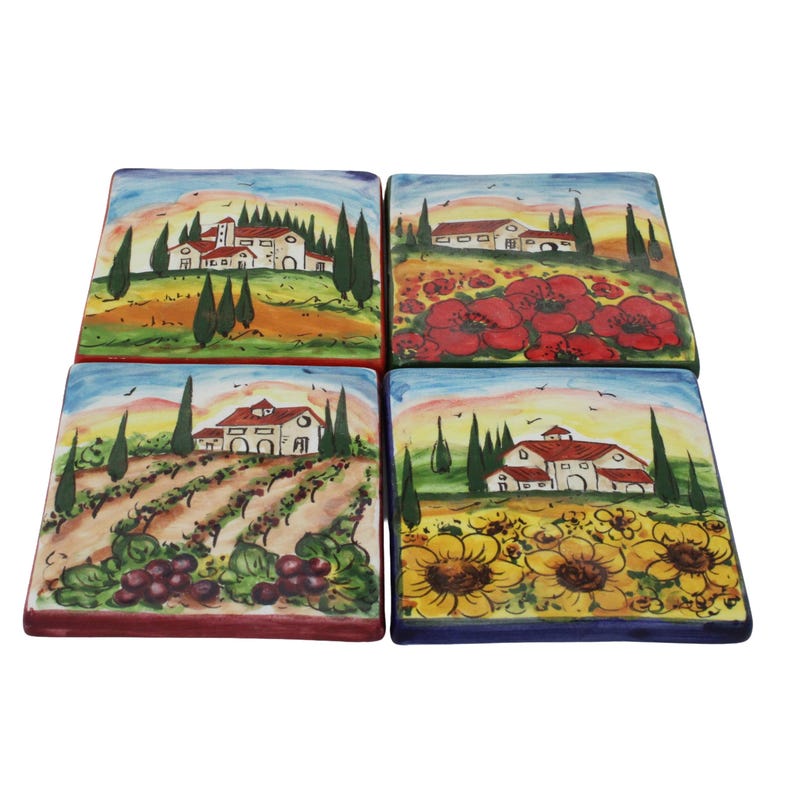 Può includere: Set di quattro sottobicchieri quadrati in ceramica con scene della campagna italiana. Ogni sottobicchiere raffigura un paesaggio diverso: una villa, papaveri rossi, un vigneto e girasoli. I sottobicchieri hanno un aspetto colorato e dipinto a mano.