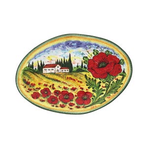 Könnte beinhalten: Ovale dekorative Platte mit handgemalter italienischer Landschaftsszene. Die Platte zeigt ein Feld roter Mohnblumen, ein weißes Haus und einen lebendigen Himmel. Der Rand ist eine Mischung aus Grün und Gelb.