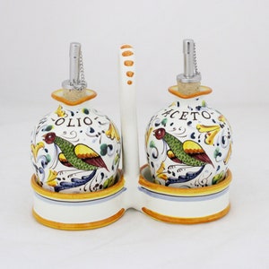 Può includere: Un set di tre tazze in ceramica con finitura opaca e macchiettata. Le tazze sono nei toni del crema, grigio chiaro e grigio scuro. Ogni tazza ha un design semplice e minimalista e un manico arrotondato.