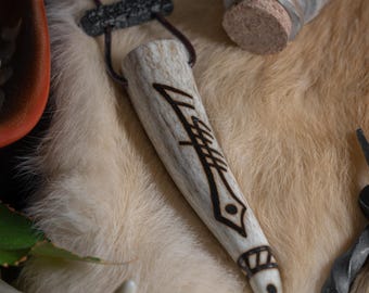 Pendentif runique en bois de cerisier personnalisé | Collier pyrogravé brûlé à la main | Amulette viking nordique