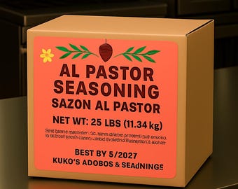 以下が含まれることがあります： 茶色の段ボール箱で、オレンジ色のラベルが付いています。「AL PASTOR SEASONING」と「SAZON AL PASTOR」と書かれています。正味重量は11.34 kgで、「BEST BY 5/2027」と記載されています。