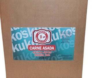 Puede incluir: Una caja de cartón marrón con una etiqueta que dice "KUKO'S MICHOACAN FOODS CARNE ASADA STEAK SPICE Seasoning-Sazón 25 lbs". La etiqueta es azul y roja con un chef de dibujos animados.