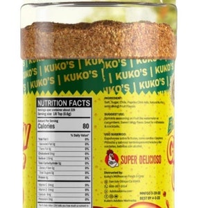 Op de afbeelding: Een gele plastic pot met een groen deksel gevuld met een bruine kruidenmix. Het etiket vermeldt "Kuko's Super Delicioso" en bevat voedingsinformatie, ingredi&euml;nten en suggesties voor gebruik. De pot heeft een barcode en de tekst "MNFGD 3-20-22 BEST BY 4-3-22".