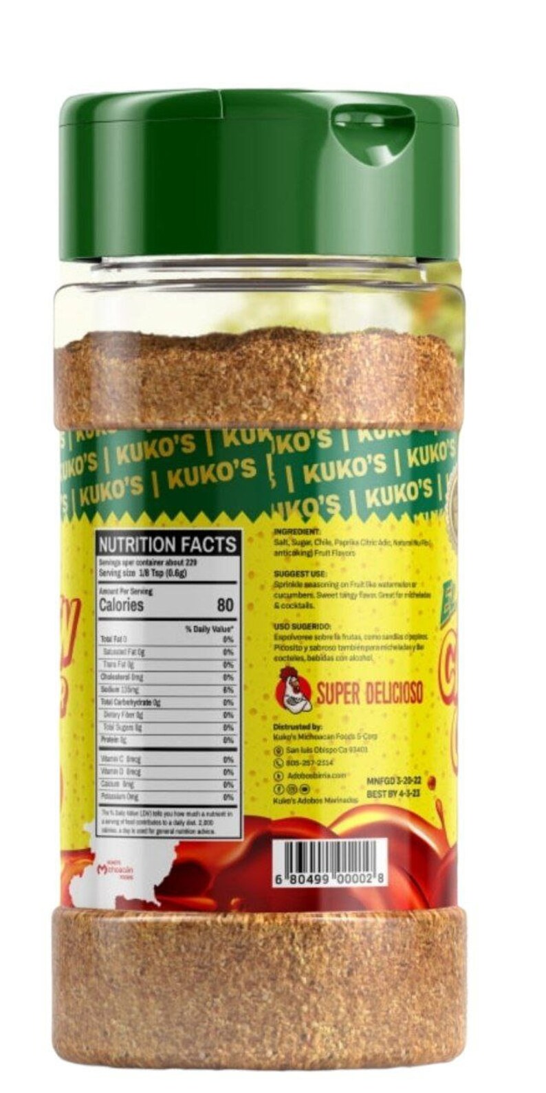 Op de afbeelding: Een gele plastic pot met een groen deksel gevuld met een bruine kruidenmix. Het etiket vermeldt "Kuko's Super Delicioso" en bevat voedingsinformatie, ingredi&euml;nten en suggesties voor gebruik. De pot heeft een barcode en de tekst "MNFGD 3-20-22 BEST BY 4-3-22".