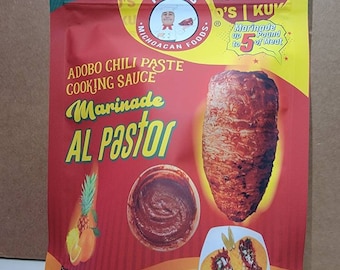 以下が含まれることがあります： 白地に「KUKO'S」と「ADOBO CHILI PASTE COOKING SAUCE」の文字が書かれた赤と黄色の袋。袋の中には、メキシコ料理のアルパストル用のマリネが入っています。袋には「Marinade AL Pastor」と表示されており、正味重量は8オンス（225グラム）です。