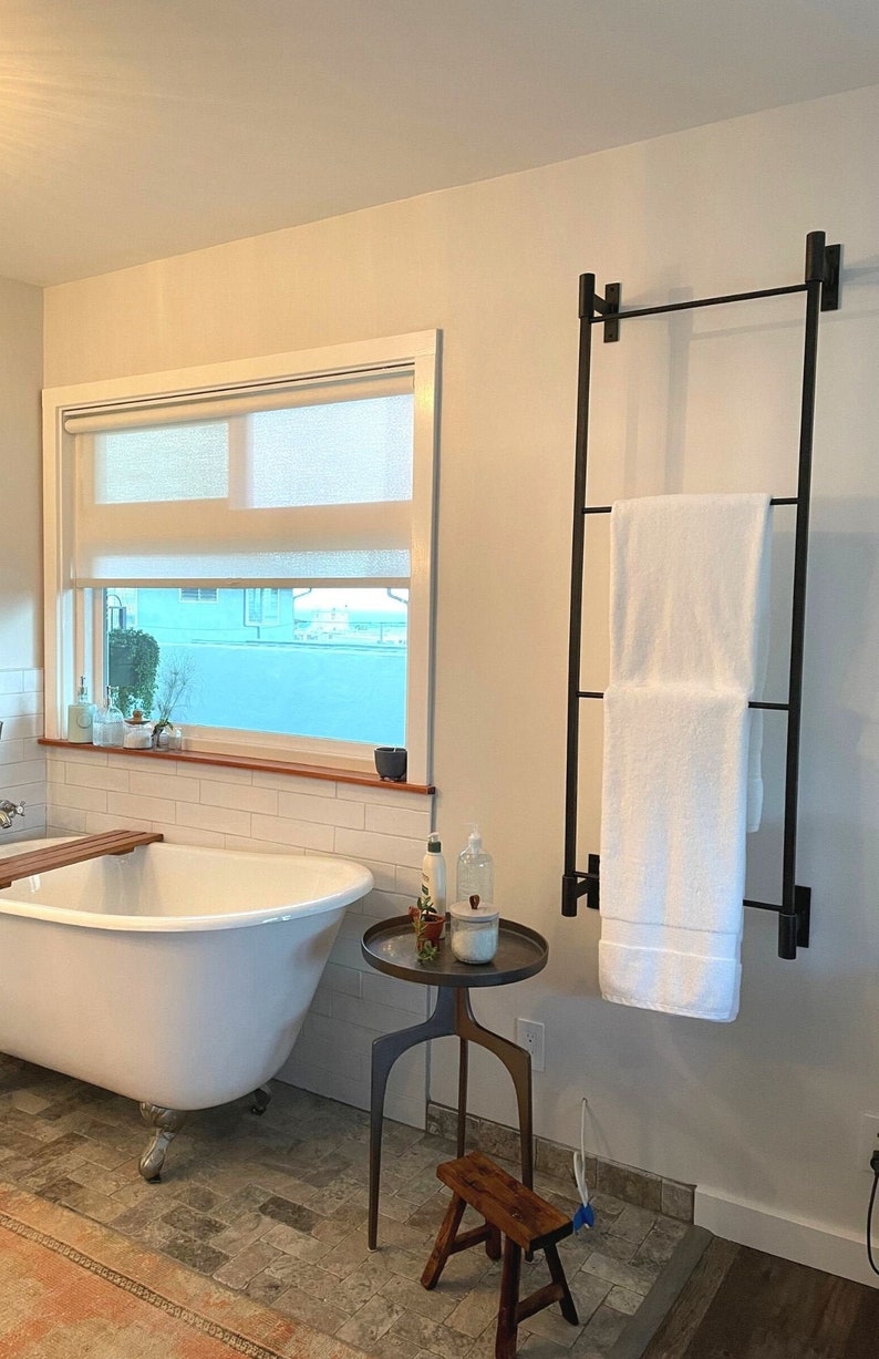 Hanging towel ladder bar