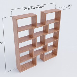 K&ouml;nnte beinhalten: Ein B&uuml;cherregal aus Holz mit 16 offenen Regalbrettern, 147 cm breit und 216 cm hoch. Das B&uuml;cherregal ist erweiterbar und kann an verschiedene R&auml;ume angepasst werden.