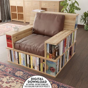 Puede incluir: Un sillón de madera con estanterías integradas. La silla tiene un cojín de cuero marrón y reposabrazos que también sirven como estantes. Los estantes están llenos de libros de varios tamaños y colores. Una pequeña taza blanca se encuentra en el reposabrazos. La imagen incluye el texto "DIGITAL DOWNLOAD".