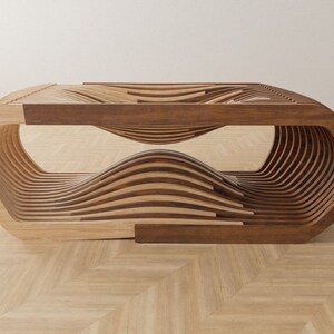 K&ouml;nnte beinhalten: Ein moderner Couchtisch aus Holz mit einem einzigartigen wellenf&ouml;rmigen Design. Der Tisch besteht aus mehreren Holzschichten, die &uuml;bereinander gestapelt und gebogen sind, um eine flie&szlig;ende Form zu schaffen.