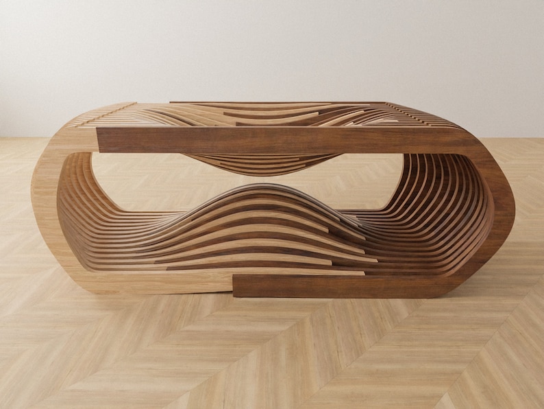 K&ouml;nnte beinhalten: Ein moderner Couchtisch aus Holz mit einem einzigartigen wellenf&ouml;rmigen Design. Der Tisch besteht aus mehreren Holzschichten, die &uuml;bereinander gestapelt und gebogen sind, um eine flie&szlig;ende Form zu schaffen.
