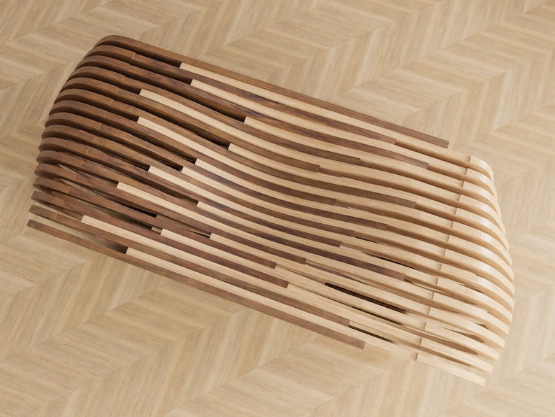 K&ouml;nnte beinhalten: Eine gebogene Holzbank aus abwechselnd hellen und dunklen Holzlatten. Die Bank steht auf einem Holzboden.