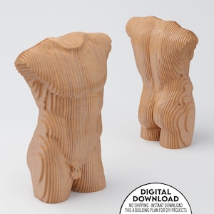 Może przedstawiać: Drewniana rzeźba ludzkiego torsu, z warstwowym, segmentowym wzorem. Rzeźba jest pokazana z przodu i z tyłu, z przodu widać klatkę piersiową i brzuch, a z tyłu plecy i pośladki. Rzeźba wykonana jest z jasnobrązowego drewna i ma naturalny, nieoszlifowany wygląd.