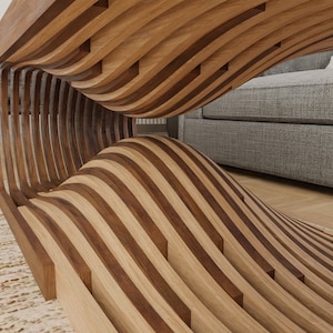 K&ouml;nnte beinhalten: Ein Couchtisch aus Holz mit einem einzigartigen wellenf&ouml;rmigen Design. Der Tisch besteht aus mehreren Holzschichten, die einen dreidimensionalen Effekt erzeugen.