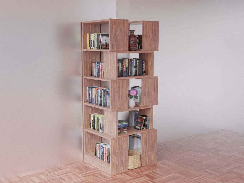 K&ouml;nnte beinhalten: Ein B&uuml;cherregal aus Holz mit mehreren Regalbrettern, jedes mit unterschiedlich gro&szlig;en F&auml;chern. Die Regalbretter sind mit B&uuml;chern, einer Vase mit rosa Blumen und einem Weidenkorb gef&uuml;llt.