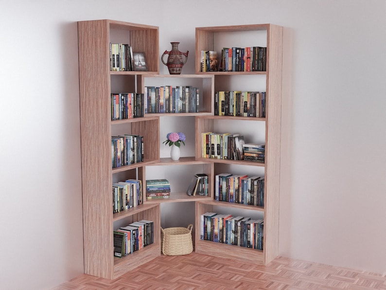 K&ouml;nnte beinhalten: Ein Eckregal mit mehreren Regalbrettern, die mit B&uuml;chern gef&uuml;llt sind. Das Regal ist aus hellbraunem Holz und hat eine dekorative Vase mit Blumen auf einem der Regalbretter.