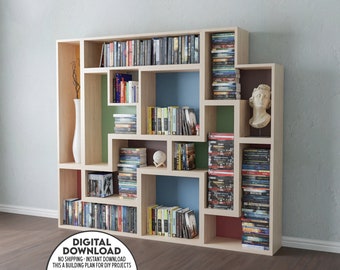 Op de afbeelding: Een licht houten boekenkast met meerdere compartimenten van verschillende afmetingen. De planken zijn gevuld met boeken, dvd's en decoratieve items. De binnenkant van sommige compartimenten is blauw, groen en rood geschilderd. De tekst "DIGITAL DOWNLOAD" is zichtbaar.