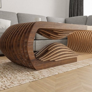 K&ouml;nnte beinhalten: Ein moderner Couchtisch aus Holz mit einem einzigartigen wellenf&ouml;rmigen Design. Der Tisch besteht aus mehreren Holzschichten, die &uuml;bereinander gestapelt und gebogen sind, um eine flie&szlig;ende, organische Form zu schaffen.