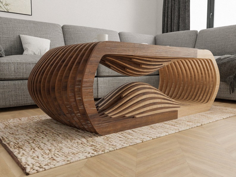 K&ouml;nnte beinhalten: Ein moderner Couchtisch aus Holz mit einem einzigartigen wellenf&ouml;rmigen Design. Der Tisch besteht aus mehreren Holzschichten, die &uuml;bereinander gestapelt und gebogen sind, um eine flie&szlig;ende, organische Form zu schaffen.