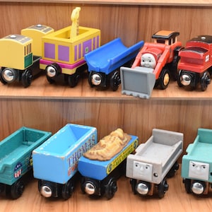 Você escolhe Thomas e seus Amigos, Trem de Madeira, Jack, Vagão de Carga, Safari, Carro, Barril, Mundo Animal, Fóssil, Ferrovia Mágica, Vagão de Passageiros, Problemático