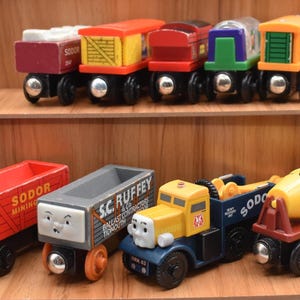 Vous choisissez Thomas Trains Sodor China Clay Sudsy Tanker Voiture rugissante de dinosaure Boîte à musique Voiture Butch S.C. Ruffey Minage Bétonnière