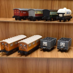You Choose Thomas the Tank Engine ERTL Plastic Annie and Clarabel Passenger Green Coach Sodor Mail Express Coach Troublesome Cars Collection