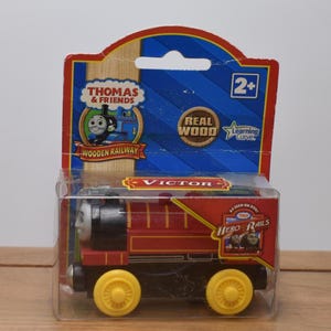 Victor w / Character Card Hero of the Rails Lernkurve Thomas & Friends Neue versiegelte Thomas Holzzüge-Sammlung
