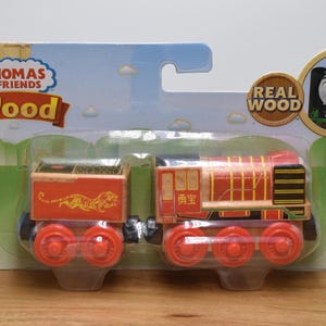 Thomas & Friends Wood – Yong Bao, Tren De Madera Con Vagón, Compatible Con Vías De Madera