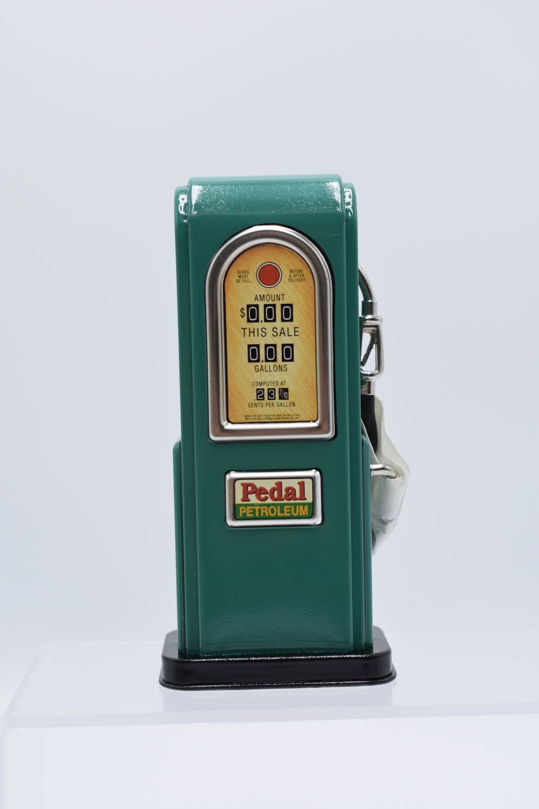 Silhouette pompe à essence vintage en carton pour une ambiance sixties