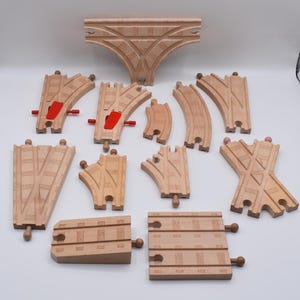 Trilhos de madeira para trens Thomas & Friends: Trilhos com desvio em T, X e curvas.