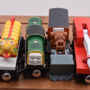Tú eliges Thomas y sus amigos Trenes de madera de 4" Diesel 10 Green Derek Vintage 2003 Marion Chinese Dragon Belle Fire Train No.36
