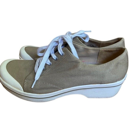 Dansko white nursing clogs 2025