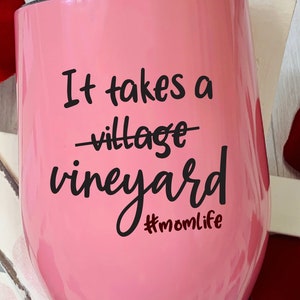 Il faut un fichier de coupe de vignoble de village pour les amateurs de vin Cricut et Silhouette drôle SVG